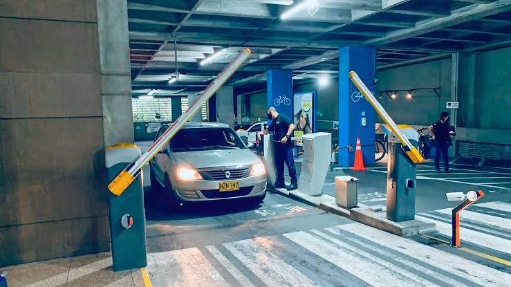 Vehículo dentro del parqueadero, listo para continuar hacia la salida